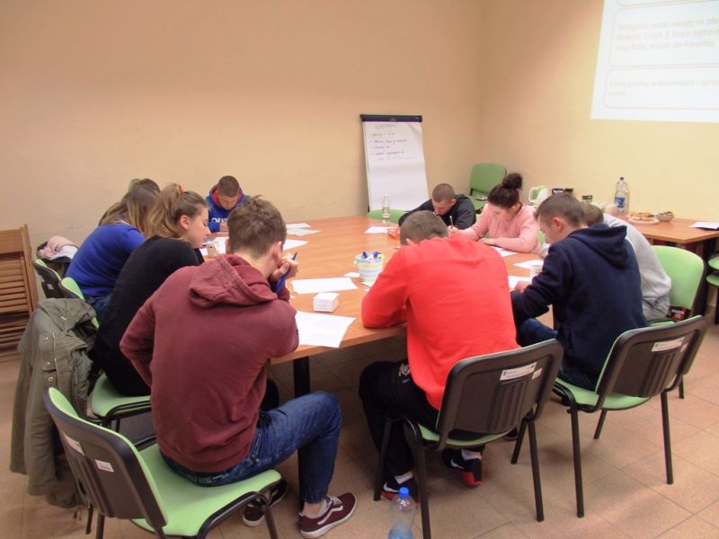 GRUPOWE ZAJĘCIA Z DORADZTWA ZAWODOWEGO W RAMACH PROJEKTU „OD SZKOLENIA DO ZATRUDNIENIA – YEI” W MCK SANDOMIERZ