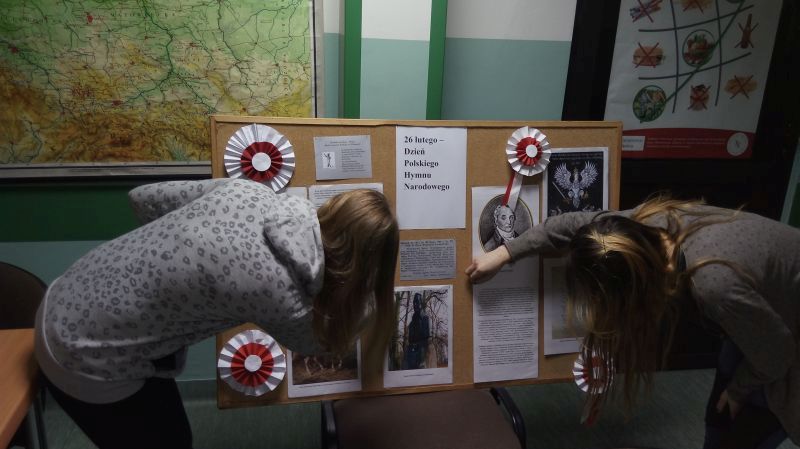 MŁODZIEŻ 13-1 ŚRODOWISKOWEGO HUFCA PRACY UCZCIŁA 90-TĄ ROCZNICĘ „MAZURKA DĄBROWSKIEGO” JAKO HYMNU POLSKIEGO