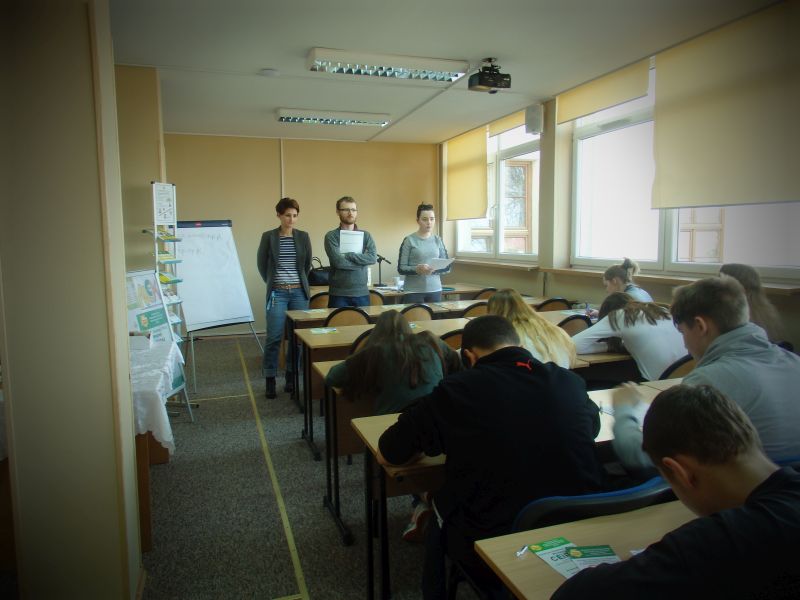 WARSZTATY Z DORADCAMI ZAWODOWYMI Z MOBILNEGO CENTRUM INFORMACJI ZAWODOWEJ Z KIELC W MŁODZIEŻOWYM CENTRUM KARIERY W PIŃCZOWIE