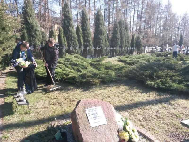 WIOSENNE PORZĄDKI NA CMENTARZU WOJENNYM W JĘDRZEJOWIE