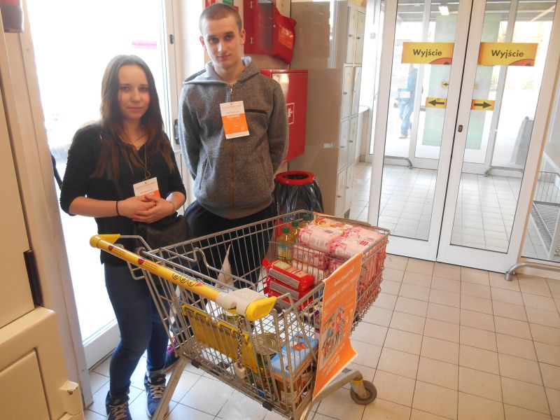 ŚWIĄTECZNA ZBIÓRKA ŻYWNOŚCI W STARACHOWICACH