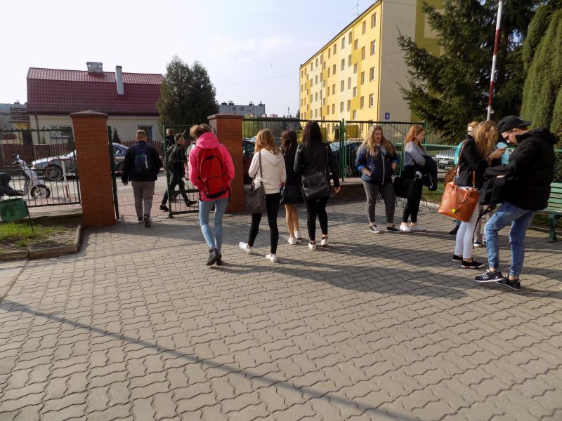 UCZESTNICY SKARŻYSKIEGO HUFCA PRACY NA NIEBIESKIEJ PARADZIE