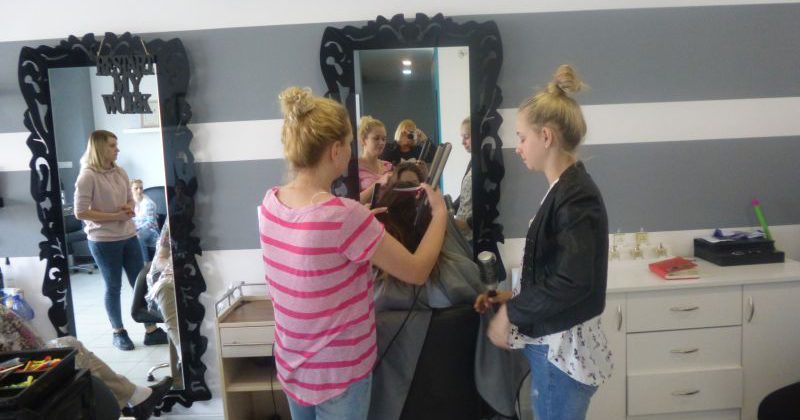KURS FRYZJERSTWA Z ELELMENTAMI WIZAŻU W KAZIMIERZY WIELKIEJ W RAMACH PROJEKTU „OD SZKOLENIA DO ZATRUDNIENIA- YEI” ROZPOCZĘTY.