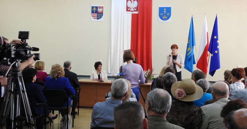 KADRA ŚWK OHP W KIELCACH NA KONFERENCJI W STARACHOWICACH Z PANIĄ ELŻBIETĄ RAFALSKĄ – MINISTREM RODZINY, PRACY I POLITYKI SPOŁECZNEJ