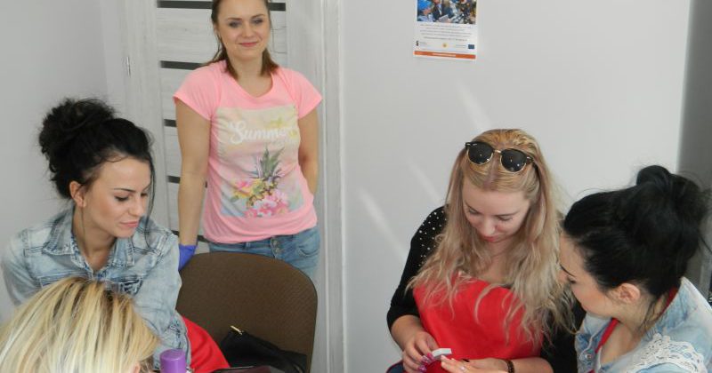 UCZĄ SIĘ DBANIA O URODĘ W RAMACH PROJEKTU W ŚWK OHP