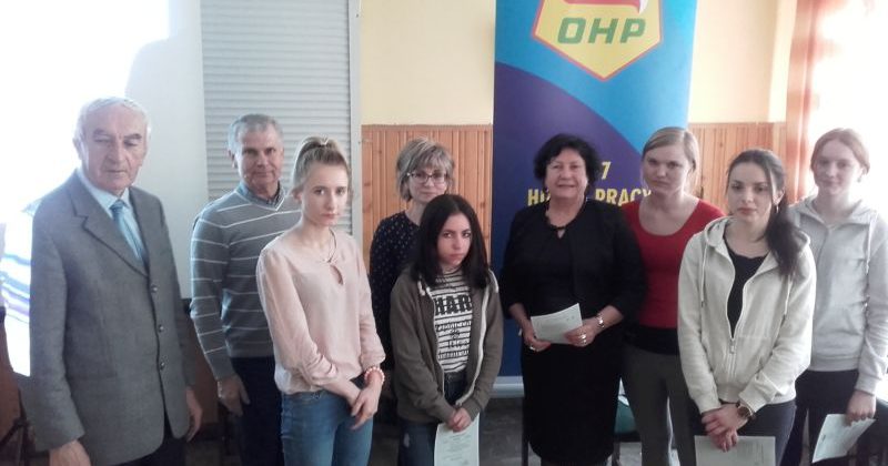UROCZYSTE WRĘCZENIE ZAŚWIADCZEŃ PO KURSIE „KELNER Z ELEMENTAMI CARVINGU PIERWSZEGO STOPNIA” W 13-7 HUFCU PRACY W PIŃCZOWIE