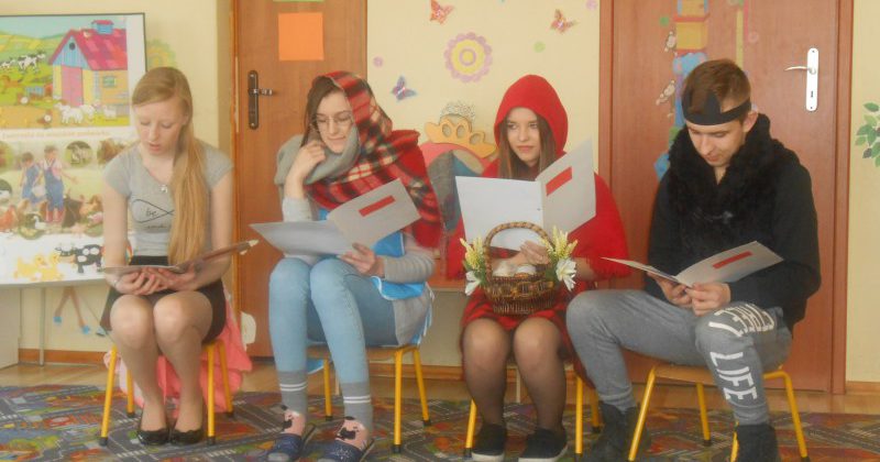 MŁODZIEŻ Z 13-5 HUFCA PRACY W KOŃSKICH CZYTAŁA BAŚNIE PRZEDSZKOLAKOM
