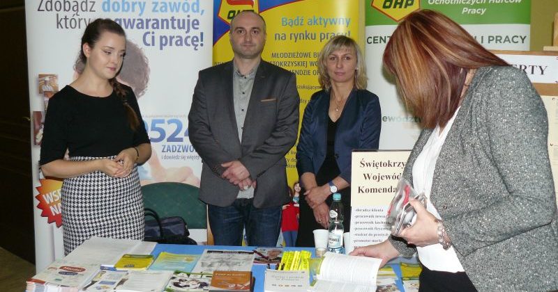 PROMOCJA PROJEKTU „OD SZKOLENIA DO ZATRUDNIENIA – YEI” PODCZAS AKADEMICKICH I MŁODZIEŻOWYCH TARGÓW PRACY