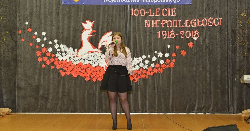 WYSTĘP UCZESTNICZKI KIELECKIEGO HUFCA W III PRZEGLĄDZIE PIEŚNI PATRIOTYCZNEJ W SKOMIELNEJ BIAŁEJ