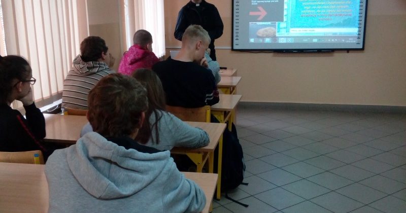 PRELEKCJA NA TEMAT RELACJI W GRUPIE RÓWIEŚNICZEJ