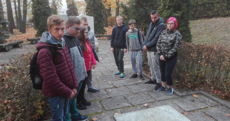 PAMIĘTAMY O NASZYCH BOHATERACH – WYCIECZKA NA CMENTARZ „ZAWIĘZIENIE”