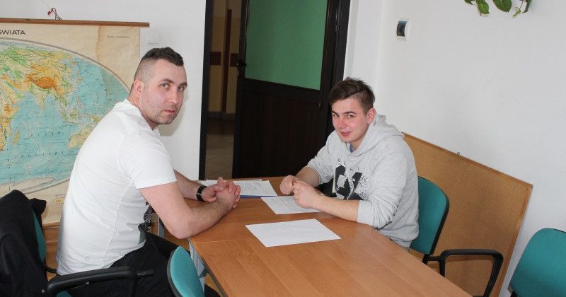 ODWIEDZINY ABSOLWENTA W 13-1 ŚHP W JĘDRZEJOWIE