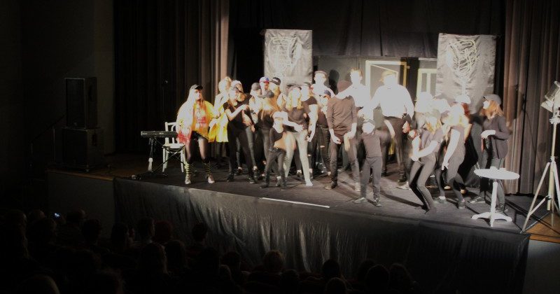 UCZESTNICY OHP NA SPEKTAKLU  TEATRALNYM