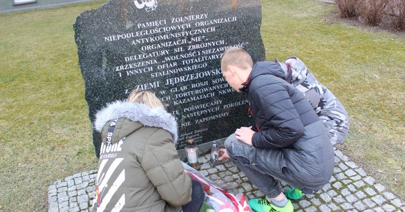 OBCHODY ŚWIĘTA ŻOŁNIERZY NIEZŁOMNYCH PRZEZ UCZESTNIKÓW JĘDRZEJOWSKIEGO HUFCA