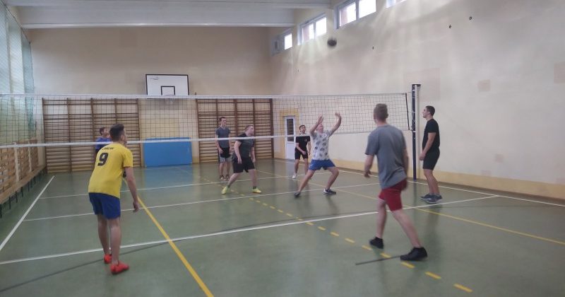ANDRZEJKOWY TURNIEJ PIŁKI SIATKOWEJ W SKARŻYSKIM HUFCU PRACY
