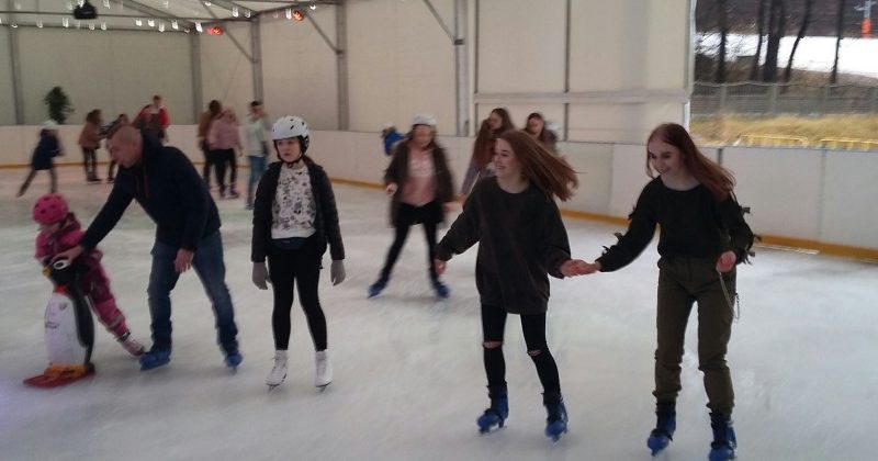 „FERIE Z OHP” – ŚWIETNA ZABAWA NA LODOWISKU