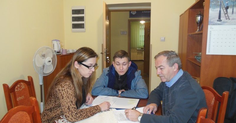 ABSOLWENT 13-3 HP KIELCE PIERWSZYM KANDYDATEM OFEROWANEGO SZKOLENIA: OPERATOR OBRABIAREK PAPIERNICZYCH
