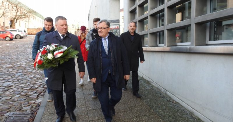 MIEJSCA PAMIĘCI NARODOWEJ WIZYTA KOMENDANTA GŁÓWNEGO OHP – PANA BOGDANA ŚCIBUTA W STARYM WIĘZIENIU KIELECKIM