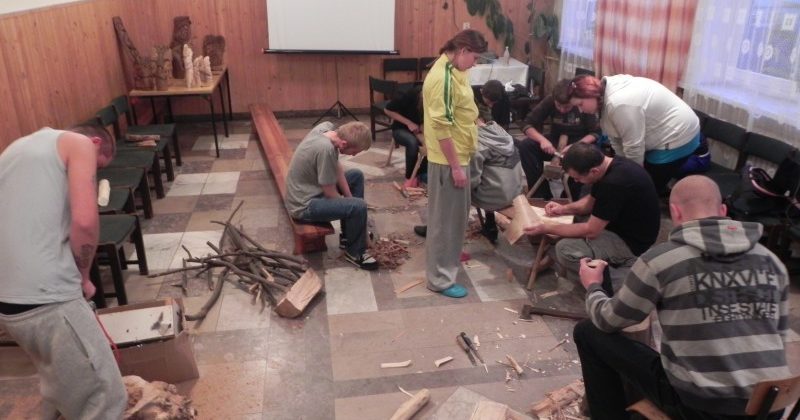 „ŚRODA Z  HISTORIĄ OHP” – WARSZTATY RZEŹBIARSKIE I WIKLINIARSKIE – SPOSÓB NA NUDĘ W PIŃCZOWIE
