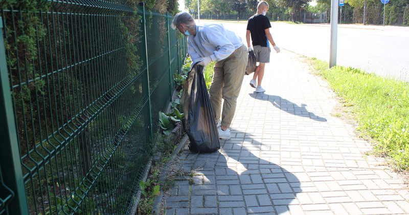 UCZESTNICY Z JĘDRZEJOWA ,,SPRZĄTAJĄ ŚWIAT”