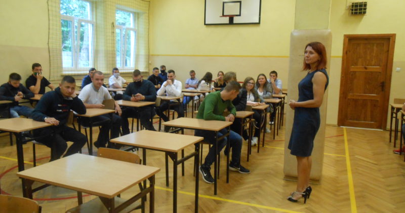 W JAKI SPOSÓB SZUKAĆ PRACY ?