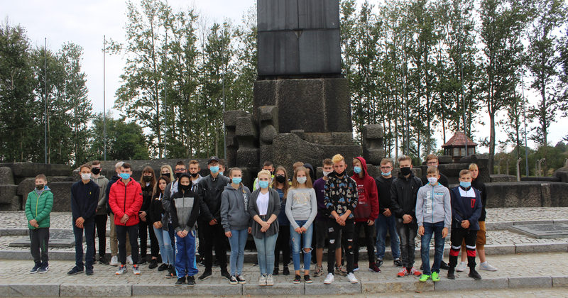 UCZESTNICY 13-2 OŚRODKA SZKOLENIA I WYCHOWANIA  NA WYCIECZCE DYDAKTYCZNEJ W AUSCHWITZ