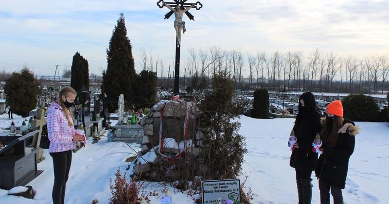 UCZESTNICY OŚRODKA SZKOLENIA I WYCHOWANIA  W  JĘDRZEJOWIE PAMIĘTAJĄ O POWSTANIU STYCZNIOWYM