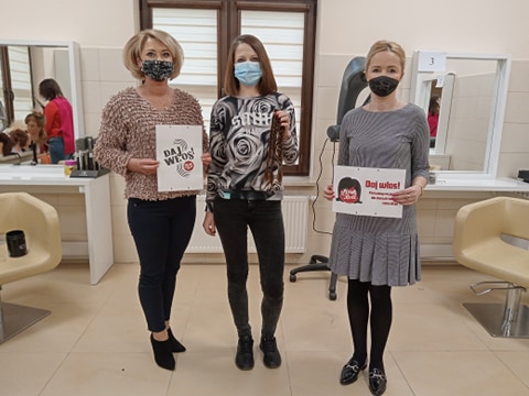 KOLEJNA OCHOTNICZKA WSPIERA AKCJĘ „DAJ WŁOS”