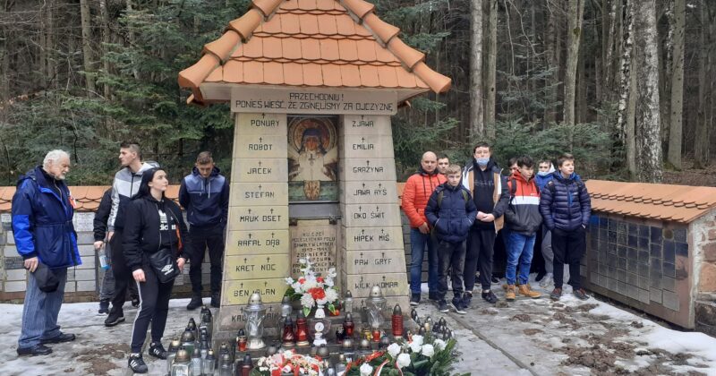 OBCHODY DNIA PAMIĘCI ŻOŁNIERZY WYKLĘTYCH  W OSIW OHP W STARACHOWICACH