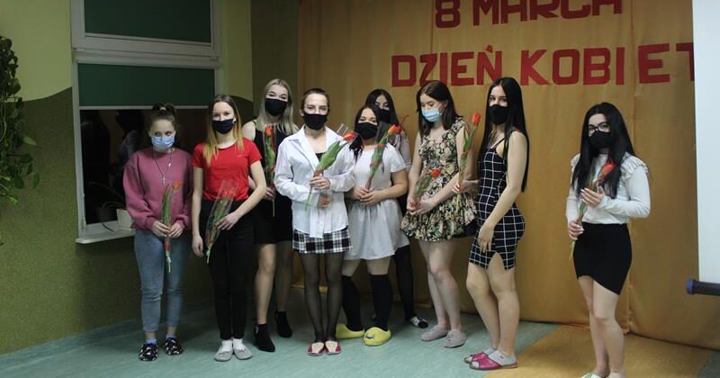 OBCHODY DNIA KOBIET W 13-2 OSIW W JĘDRZEJOWIE