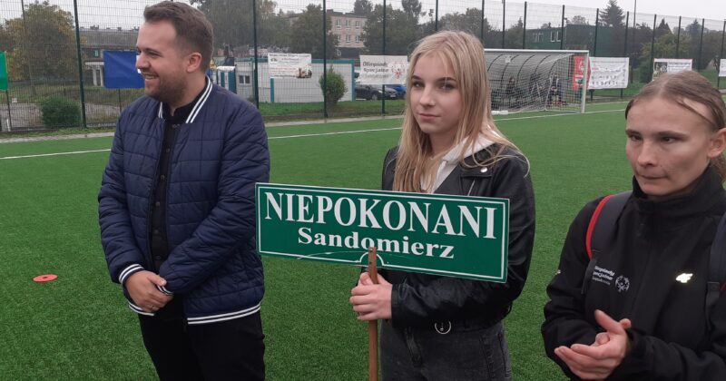 Wolontariat w strugach deszczu