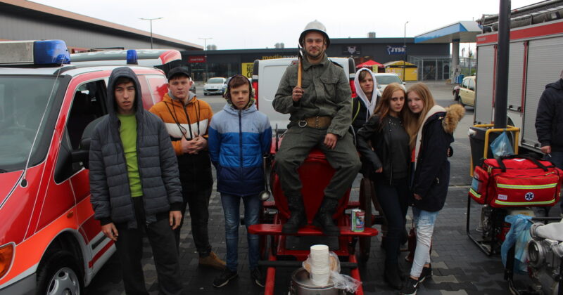 Powiatowy zlot czerwonych samochodów dla Igora w Jędrzejowie