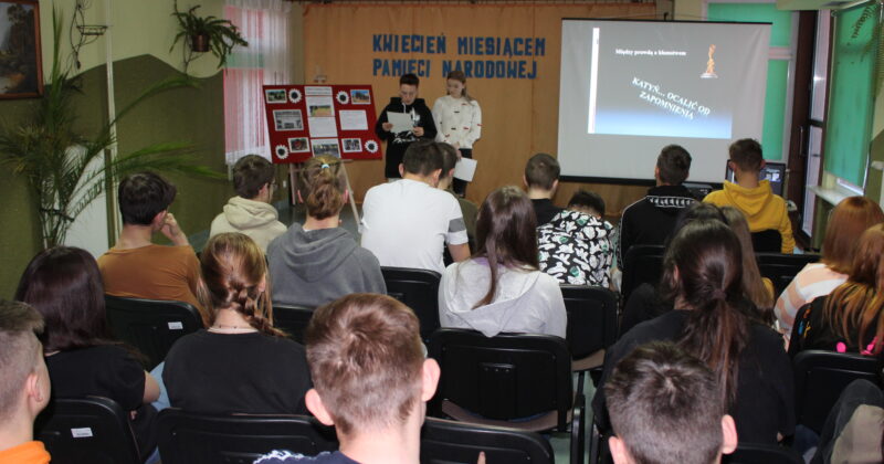Dzień pamięci ofiar zbrodni katyńskiej w ośrodku szkolenia i wychowania w Jędrzejowie