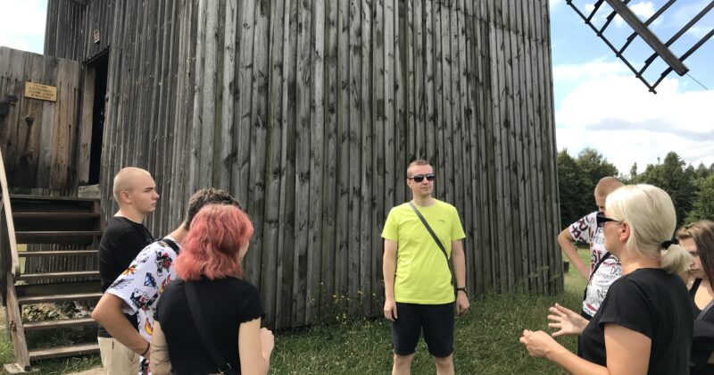 Wakacyjne zwiedzanie Skansenu w Tokarni i Zamku Królewskiego w Chęcinach