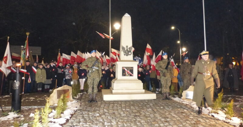 Uroczystości 160. Rocznicy Wybuchu Powstania Styczniowego przed nowym pomnikiem na kieleckim Białogonie