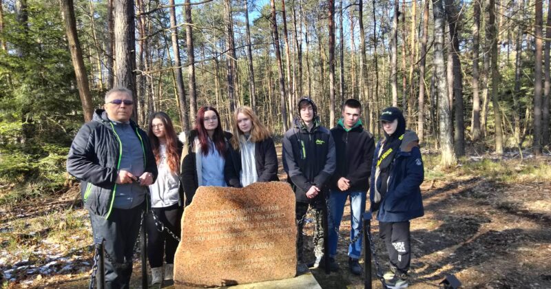 Starachowicka młodzież z OHP sprząta partyzanckie groby