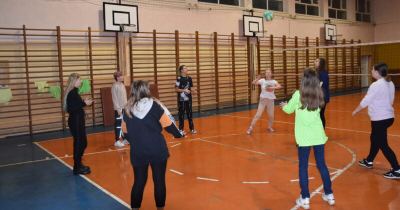 Zajęcia sportowe w piłkę siatkową w Pińczowie