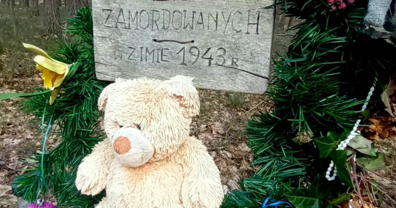 Uczcili leśną mogiłę