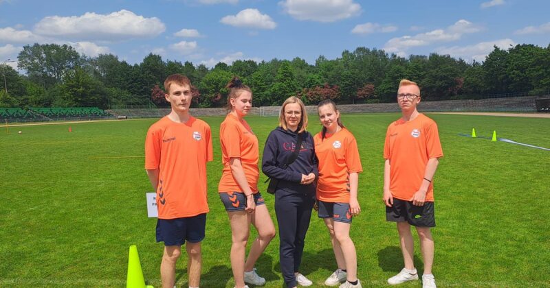 Młodzież sandomierskiego hufca pracy na Zawodach Sportowo-Obronnych OHP 2023