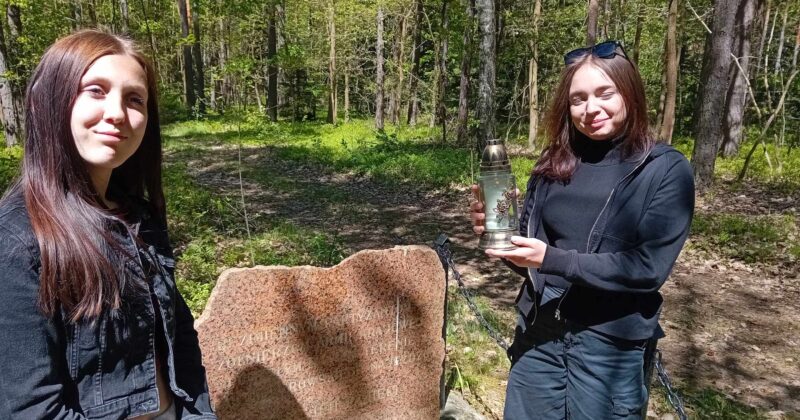 Starachowicka młodzież z OHP sprząta partyzanckie groby