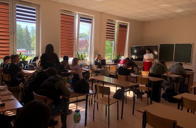 UCZESTNICY OSIW W JĘDRZEJOWIE POZNAJĄ RYNEK PRACY